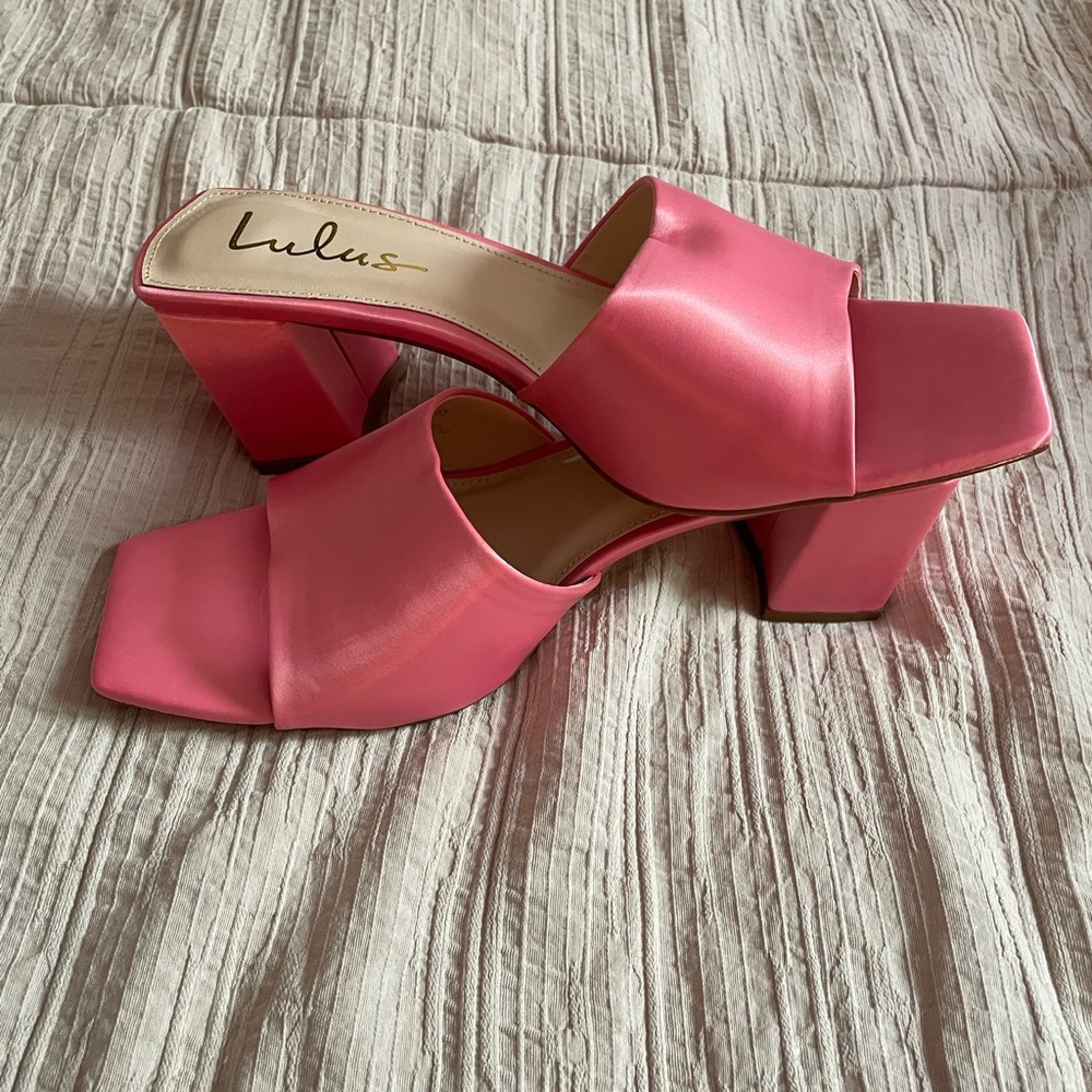 NIB. Lulu’s yarie satin heeled mule in pink satin